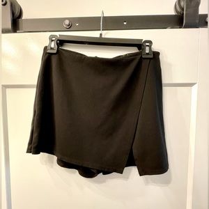Lulu’s black skort, size small